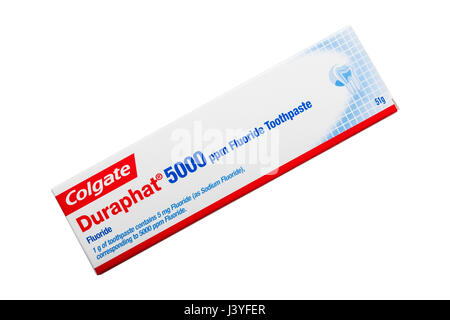 Un tube de dentifrice Colgate Duraphat 5000ppm Flouride dentifrice sur un fond blanc Banque D'Images