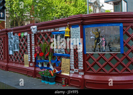 London, UK, 07/05/2017, Politique de protestation devant l'ambassade vénézuélienne à Londres. Des fleurs, des photos et des hommages à 13 Cromwell Road SW7 2HW. Banque D'Images