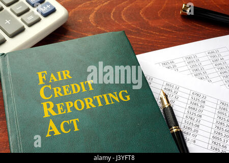 FCRA Fair Credit Reporting Act sur une table. Banque D'Images