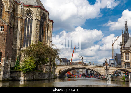 Gand, Belgique - le 6 juillet, 2016 : Avis de Saint Michael's Church et St Michael's Bridge sur la rivière de la Lys à Gand, Belgique. Banque D'Images