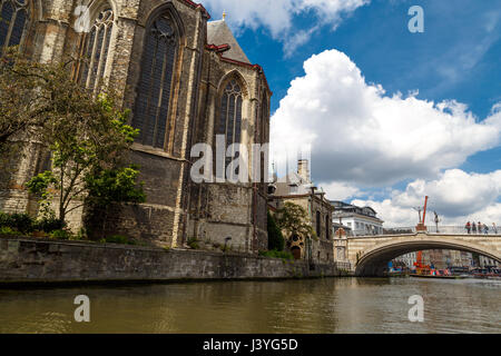 Gand, Belgique - le 6 juillet, 2016 : Avis de Saint Michael's Church et St Michael's Bridge sur la rivière de la Lys à Gand, Belgique. Banque D'Images