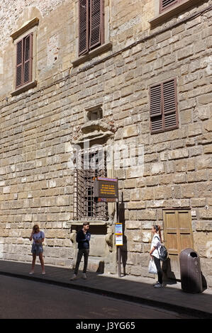 En attente d'un bus à Florence, Italie Banque D'Images