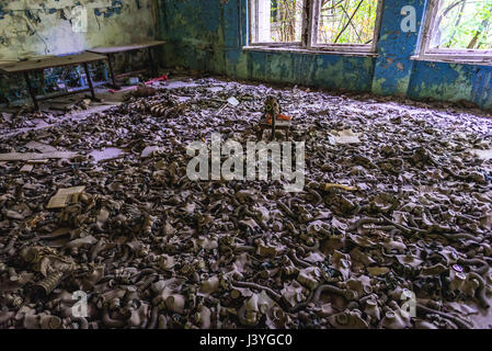 Masques à gaz sur un étage à l'école secondaire no 3 dans la ville fantôme de Pripyat de centrale nucléaire de Tchernobyl en Ukraine, la zone d'Aliénation Banque D'Images