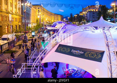 Kiev, UKRAINE - Mai 5, 2017 : village Eurovision fun zone sur Khreschatyk street dans la soirée Banque D'Images