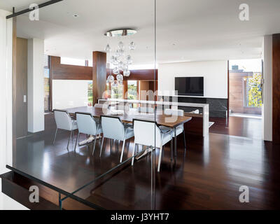 Vue de l'intérieur de la salle à manger ouverte sur le salon à l'arrière-plan. Gibson Farm House, Sagaponack, United States. Architecte : James Merrell Arc Banque D'Images