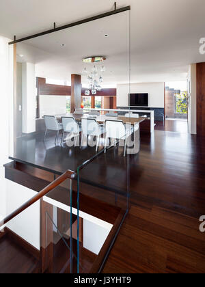 Vue de l'intérieur de la salle à manger de l'escalier sepatated par un écran de verre. Gibson Farm House, Sagaponack, United States. Architecte : James Merrell Banque D'Images