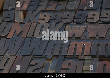 Ancien en bois antique vintage typographie typographie offset pâtés grunge sale avec de la peinture, technique mixte alphabet, Close up, high angle view Banque D'Images