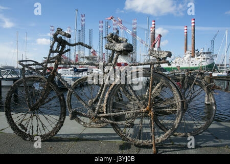 Très vieux et Rusty bike stationné dans le dock, Amsterdam Banque D'Images