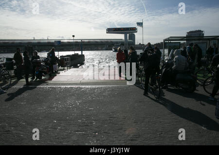 Vue sur le quai des ferries à Amsterdam Banque D'Images