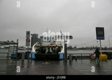 Vue sur le quai des ferries à Amsterdam Banque D'Images