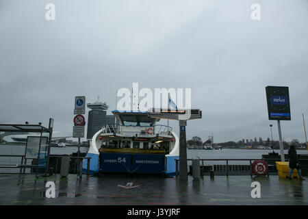 Vue sur le quai des ferries à Amsterdam Banque D'Images