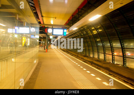 Capture d'une longue exposition de la gare en Amsterdam. Banque D'Images