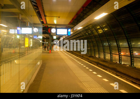 Capture d'une longue exposition de la gare en Amsterdam. Banque D'Images