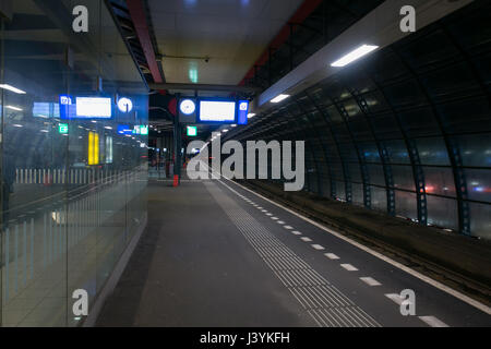 Capture d'une longue exposition de la gare en Amsterdam. Banque D'Images