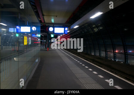 Capture d'une longue exposition de la gare en Amsterdam. Banque D'Images