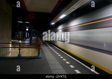 Capture d'une longue exposition de la gare en Amsterdam. Banque D'Images