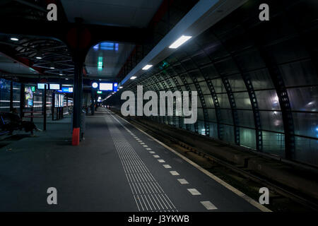 Capture d'une longue exposition de la gare en Amsterdam. Banque D'Images