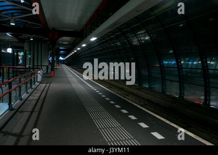 Capture d'une longue exposition de la gare en Amsterdam. Banque D'Images