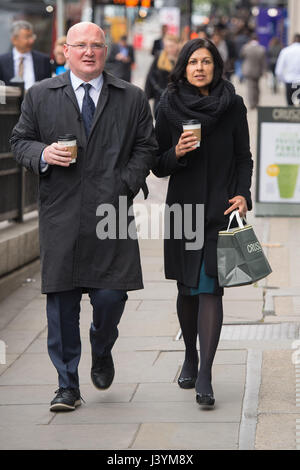 Malik Sapna (droite) à l'extérieur du Tribunal disciplinaire des avocats au centre de Londres, où cabinet Leigh Day et trois procureurs font face à des procédures disciplinaires relatives aux créances de la torture par les troupes britanniques en Irak. Banque D'Images