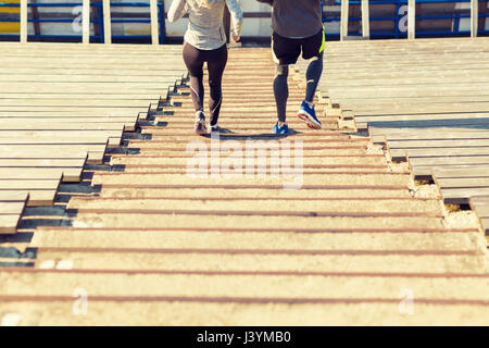 Close up of couple fonctionnant en bas sur stadium Banque D'Images