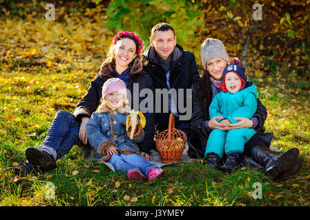 Grande famille heureuse en automne Parc, pique-nique dans une belle journée ensoleillée Banque D'Images