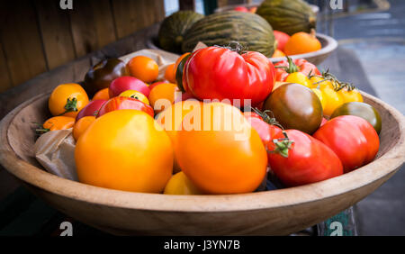 Différents légumes frais de la ferme. La récolte d'automne et d'aliments biologiques sains concept. Les légumes bio frais dans une épicerie. Banque D'Images