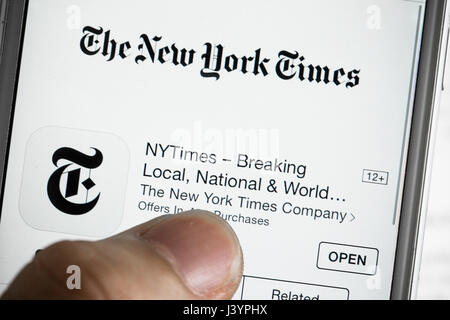 Hong Kong, Hong Kong. Le 08 mai, 2017. Un logo du New York Times présente sur le téléphone mobile le 8 mai 2017. Le New York Times est un journal quotidien publié pour la première fois le 18 septembre 1851. Ils ont également augmenter leurs affaires en ligne et mobiles du marché. Credit : Chan Hei Long/Pacific Press/Alamy Live News Banque D'Images