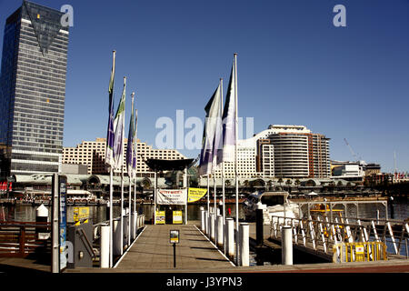 Une vue le long de la jetée d'embarquement pour les petits bateaux de croisière et les bateaux-taxis, et inclut également la vision plus large d'immeubles de l'autre côté de Cockle Bay, Sydney Banque D'Images