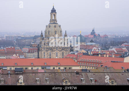 Vue sur l'église Frauenkirche Church dans la ville de Dresde, Saxe, Allemagne, comme vu à partir de l'Église Kreuzkirche. Banque D'Images