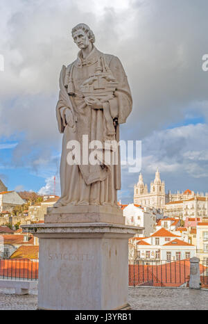 Statue de Saint Vincent, saint patron de Lisbonne situé dans l'un des plus célèbres sur la ville - Belvédère Portas do Sol. Une des caractéristiques notables de l'endroit est une statue de Saint Vincent tenant une voile avec deux corbeaux, les symboles de Lisbonne. Saint Vincent de Saragosse, mieux connu localement sous le nom de Saint Vincent de Fora, est le saint patron de Lisbonne. La vie statue grandeur nature en marbre est l'œuvre du célèbre sculpteur portugais Raul Maria Xavier (1894 - 1964). Il a commencé des études d'abord sur la statue en 1949, mais statue a été réalisée jusqu'après sa mort (1964) par son fils Luís Xavier ac Banque D'Images