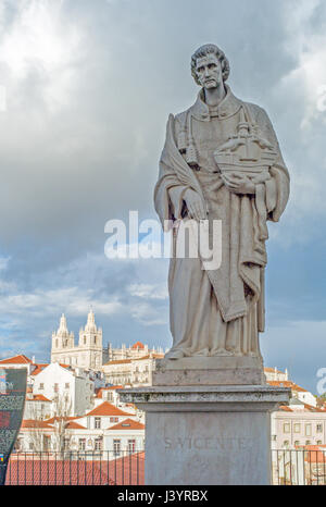 Statue de Saint Vincent, saint patron de Lisbonne situé dans l'un des plus célèbres sur la ville - Belvédère Portas do Sol. Une des caractéristiques notables de l'endroit est une statue de Saint Vincent tenant une voile avec deux corbeaux, les symboles de Lisbonne. Saint Vincent de Saragosse, mieux connu localement sous le nom de Saint Vincent de Fora, est le saint patron de Lisbonne. La vie statue grandeur nature en marbre est l'œuvre du célèbre sculpteur portugais Raul Maria Xavier (1894 - 1964). Il a commencé des études d'abord sur la statue en 1949, mais statue a été réalisée jusqu'après sa mort (1964) par son fils Luís Xavier ac Banque D'Images