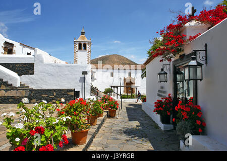 Corralejo, Fuerteventura. Les jolis bâtiments blanchis à la chaux, y compris l'église de Santa Maria sont entourés par de belles fleurs Banque D'Images