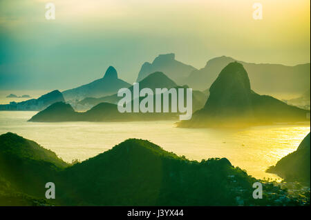 Golden sunset vue panoramique sur les montagnes de l'horizon de Rio de Janeiro, Brésil avec baie de Guanabara Banque D'Images