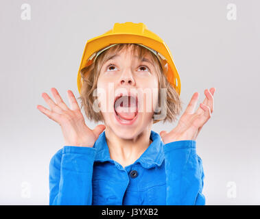 Girl wearing hard hat jaune Banque D'Images