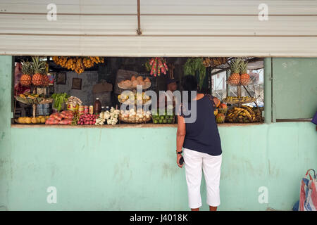 Le choix de la femme au fruits Légumes et fruits typiques stand de marché à La Havane, Cuba Banque D'Images