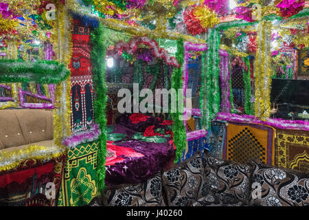 La "chambre d'amour" à l'intérieur de la maison où le couple va passer au moins une semaine, mariage traditionnel, l'île de Qeshm, Tabl, Province Hormozgan Banque D'Images