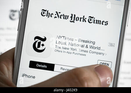 Hong Kong, Hong Kong. Le 08 mai, 2017. Un logo du New York Times présente sur le téléphone mobile le 8 mai 2017. Le New York Times est un journal quotidien publié pour la première fois le 18 septembre 1851. Ils ont également augmenter leurs affaires en ligne et mobiles du marché. Credit : Chan Hei Long/Pacific Press/Alamy Live News Banque D'Images