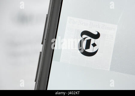 Hong Kong, Hong Kong. Le 08 mai, 2017. Un logo du New York Times présente sur le téléphone mobile le 8 mai 2017. Le New York Times est un journal quotidien publié pour la première fois le 18 septembre 1851. Ils ont également augmenter leurs affaires en ligne et mobiles du marché. Credit : Chan Hei Long/Pacific Press/Alamy Live News Banque D'Images