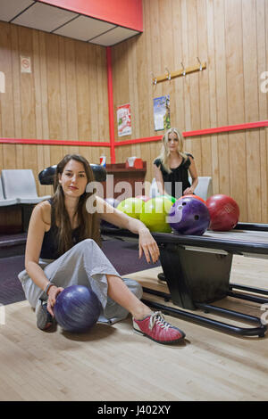 Deux jeunes femmes à un bowling. Banque D'Images