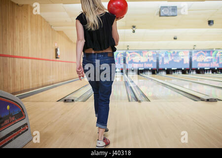 Une jeune femme au bowling. Banque D'Images