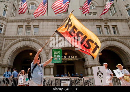 Le changement climatique en agitant le drapeau militant résister en face de Trump International Hotel - Washington, DC USA Banque D'Images