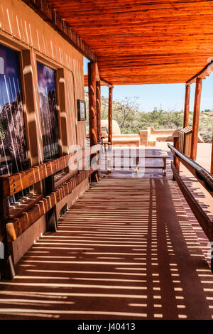 Ombre et Lumière patrons à l'Petroglyph National Monument visitor center, New Mexico, United States Banque D'Images