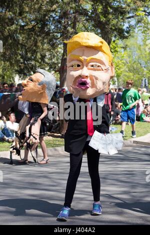 Une personne vêtue comme une caricature avec Donald Trump signe dollar les yeux, à la Mayday parade à Minneapolis, Minnesota, USA. Banque D'Images