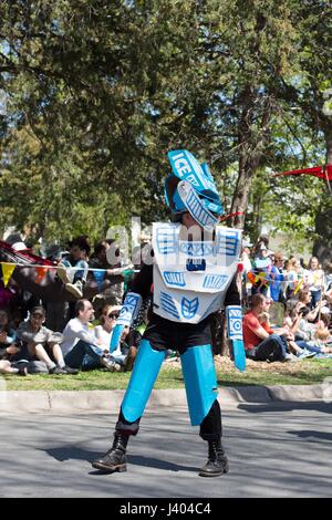 Une personne vêtue comme une menace 'ICE' agent à la Mayday parade à Minneapolis, Minnesota, USA. Banque D'Images