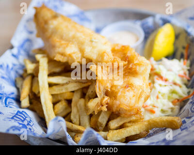 Fish and chips (puces) et de l'aiglefin de Grandin Fish 'n' Chips, une populaire fish and chips shop à Edmonton, Alberta, Canada. Banque D'Images