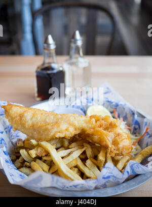 Fish and chips (puces) et de l'aiglefin de Grandin Fish 'n' Chips, une populaire fish and chips shop à Edmonton, Alberta, Canada. Banque D'Images