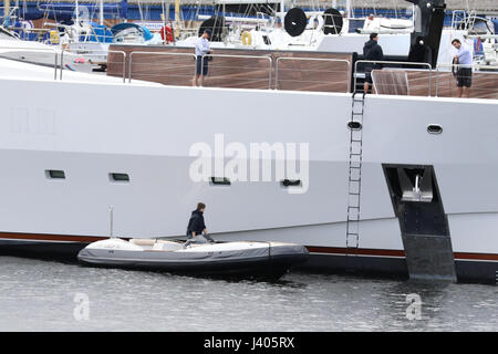 Projet de plusieurs millions de livres super-yacht Lady M est arrivé à Greenock. Le magnifique bateau de 65 mètres a accosté à James Watt Marina. Lady M a coûté £44 millions et serait administré par Alexeï Mordashov, 51, un homme d'affaires russe et milliardaire. En vedette : Lady M super-yacht Où : Greenock, Royaume-Uni Quand : 07 Avr 2017 Crédit : WENN.com Banque D'Images