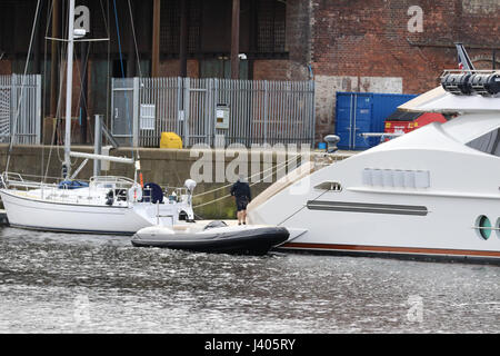 Projet de plusieurs millions de livres super-yacht Lady M est arrivé à Greenock. Le magnifique bateau de 65 mètres a accosté à James Watt Marina. Lady M a coûté £44 millions et serait administré par Alexeï Mordashov, 51, un homme d'affaires russe et milliardaire. En vedette : Lady M super-yacht Où : Greenock, Royaume-Uni Quand : 07 Avr 2017 Crédit : WENN.com Banque D'Images