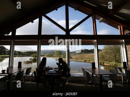 Personnes ayant le petit déjeuner contre une toile de fond pittoresque à Tebay station d'autoroute sur l'autoroute M6, à Orton en Cumbria. Banque D'Images