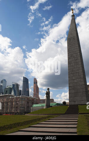 Gratte-ciel de la ville de Moscou et la femme soldat de la Ville Héroïne Obélisque, un monument dédié à Lénine et aux hommes et les femmes qui sont décédées au cours de la Seconde Guerre mondiale Banque D'Images